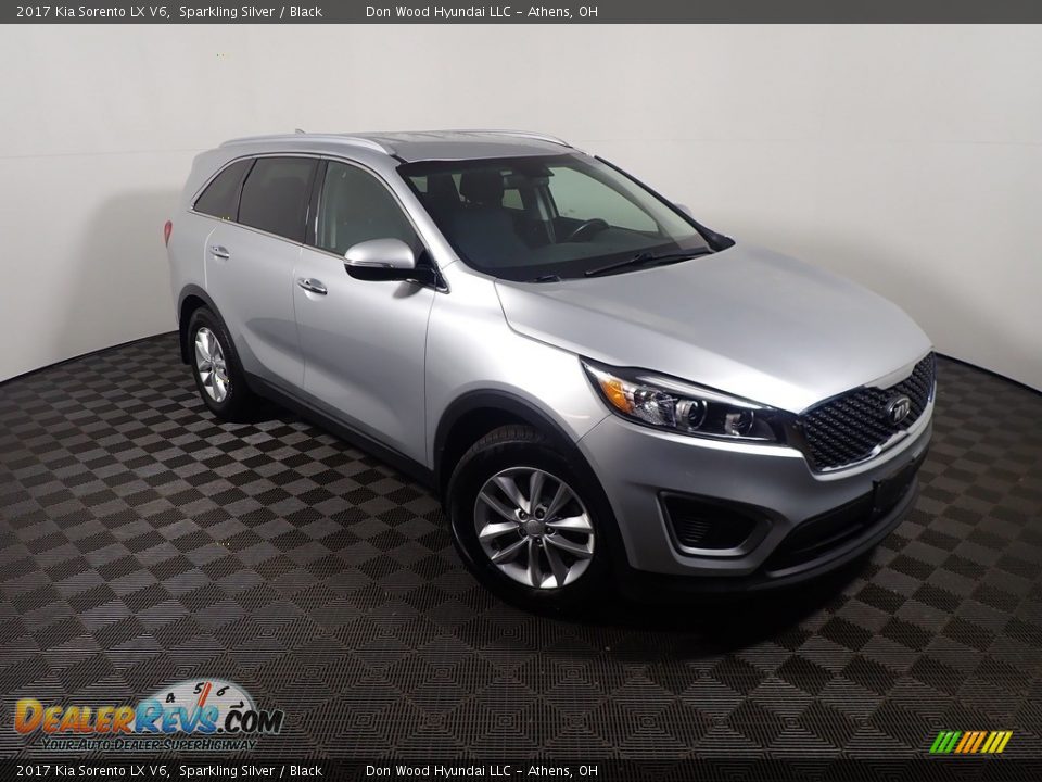 Front 3/4 View of 2017 Kia Sorento LX V6 Photo #3