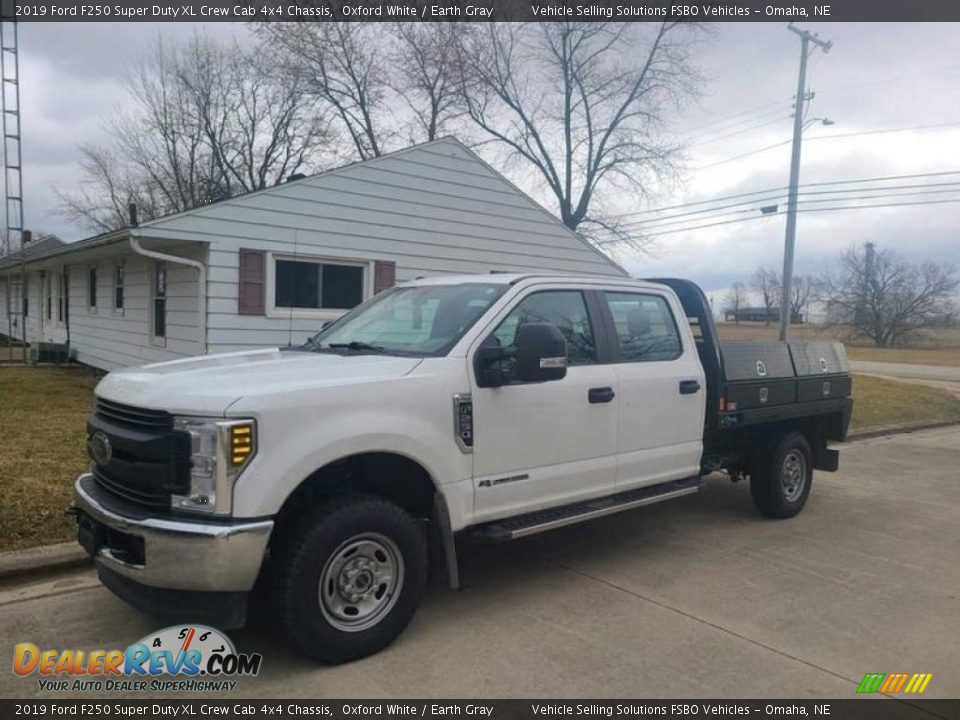 2019 Ford F250 Super Duty XL Crew Cab 4x4 Chassis Oxford White / Earth Gray Photo #2