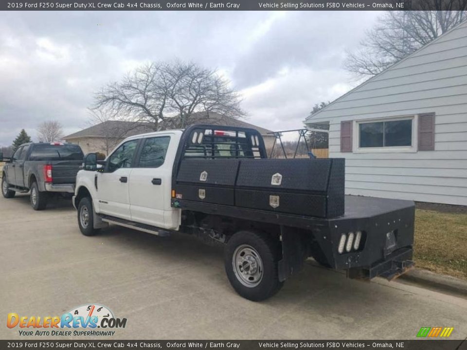 2019 Ford F250 Super Duty XL Crew Cab 4x4 Chassis Oxford White / Earth Gray Photo #3