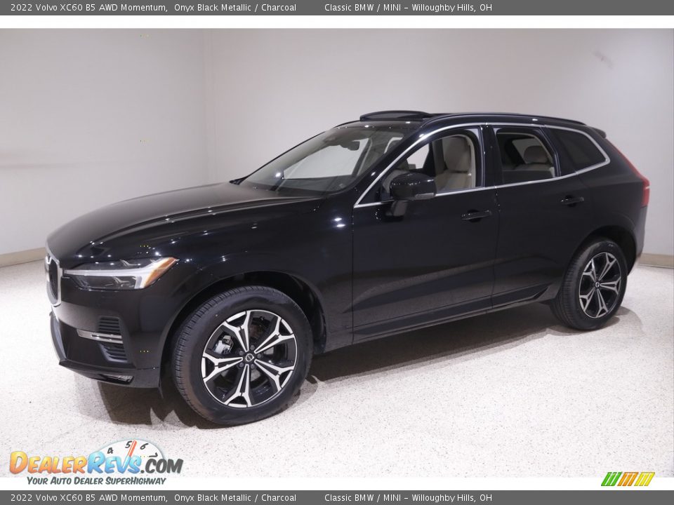 Front 3/4 View of 2022 Volvo XC60 B5 AWD Momentum Photo #3