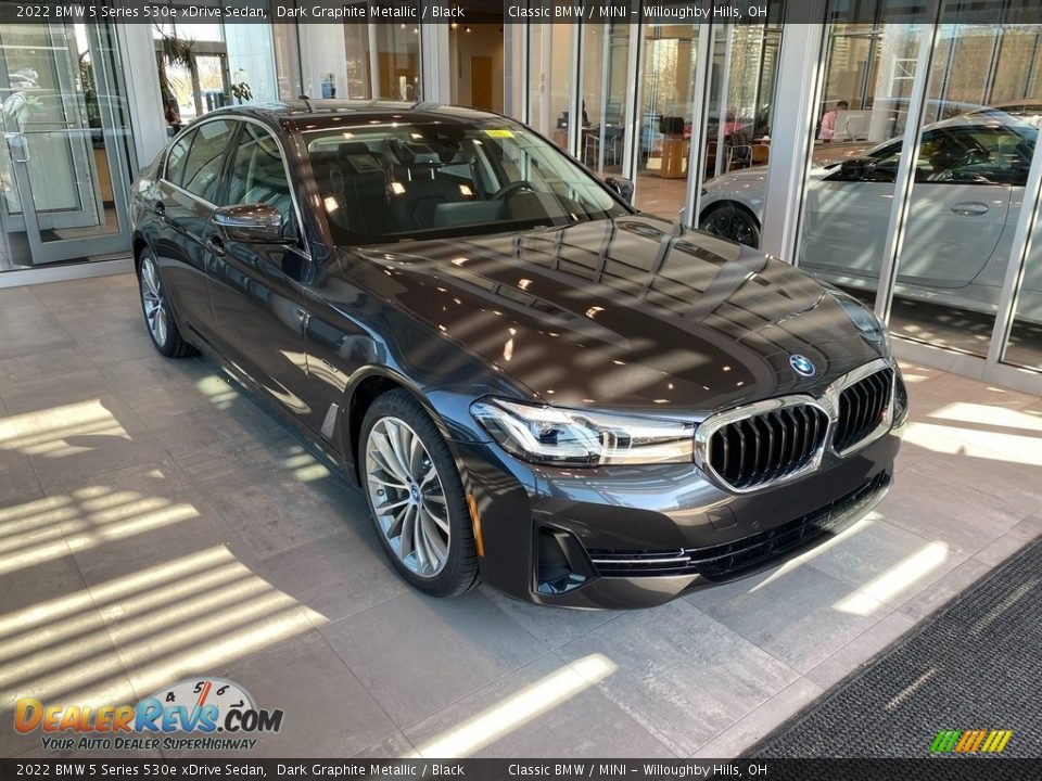 Front 3/4 View of 2022 BMW 5 Series 530e xDrive Sedan Photo #1