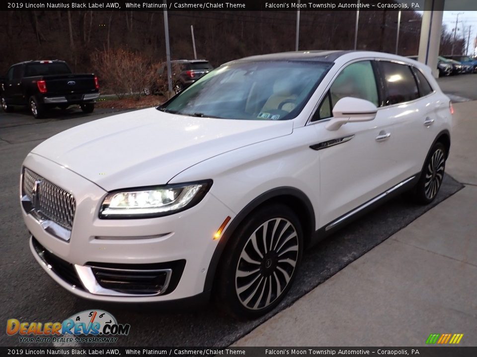 Front 3/4 View of 2019 Lincoln Nautilus Black Label AWD Photo #7