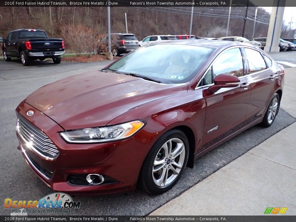 Front 3/4 View of 2016 Ford Fusion Hybrid Titanium Photo #7