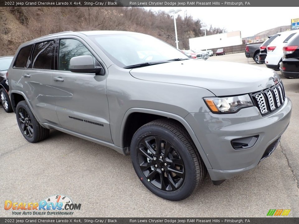 Front 3/4 View of 2022 Jeep Grand Cherokee Laredo X 4x4 Photo #8