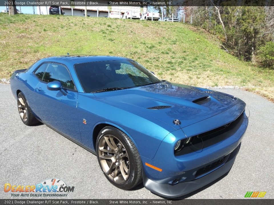 Front 3/4 View of 2021 Dodge Challenger R/T Scat Pack Photo #4