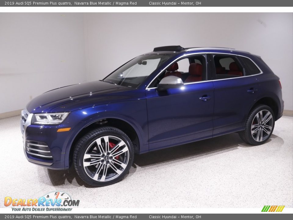 Front 3/4 View of 2019 Audi SQ5 Premium Plus quattro Photo #3