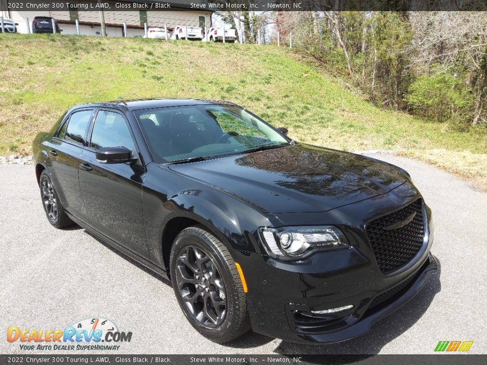 Front 3/4 View of 2022 Chrysler 300 Touring L AWD Photo #4