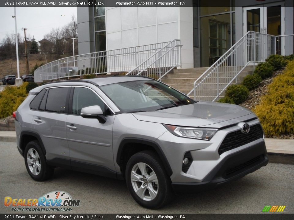 Front 3/4 View of 2021 Toyota RAV4 XLE AWD Photo #1