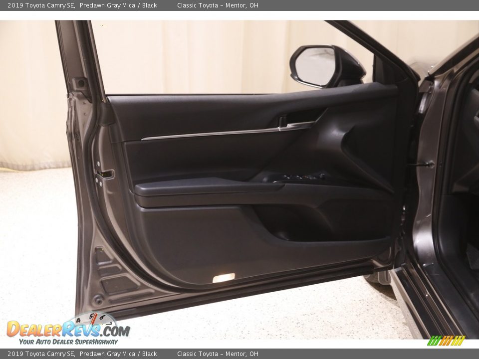 2019 Toyota Camry SE Predawn Gray Mica / Black Photo #4