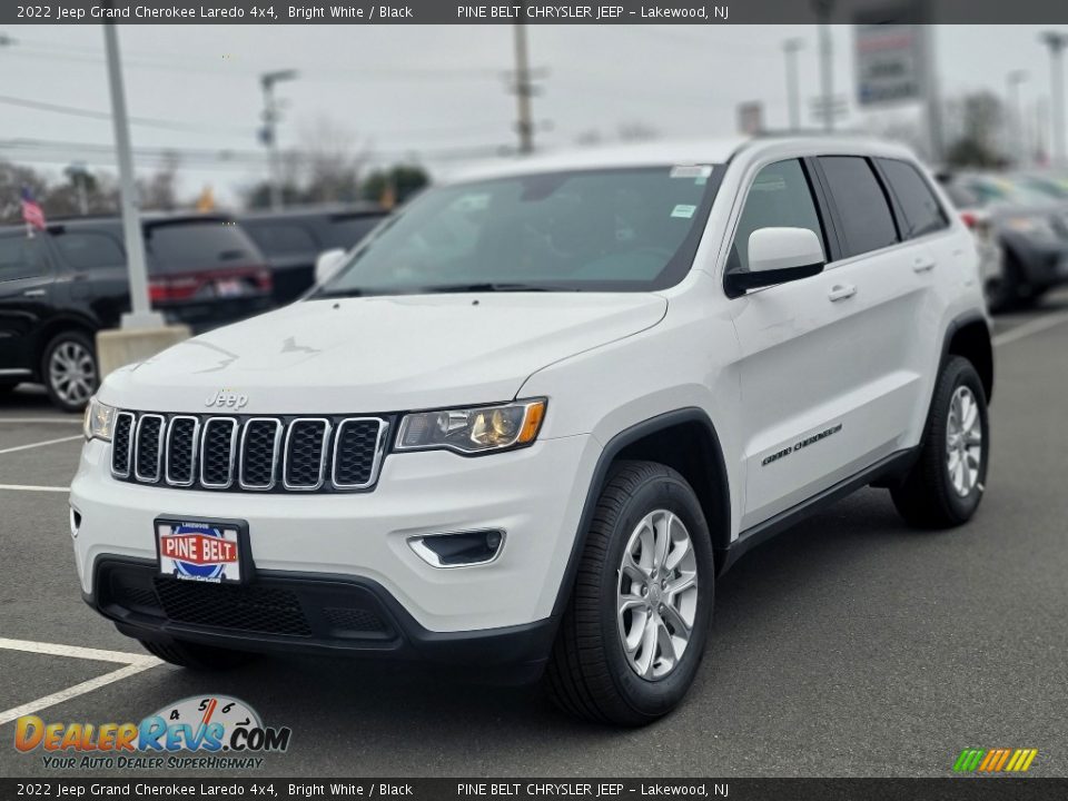 2022 Jeep Grand Cherokee Laredo 4x4 Bright White / Black Photo #1