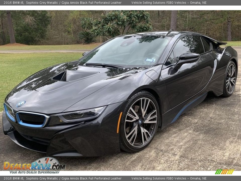 Front 3/4 View of 2016 BMW i8  Photo #2