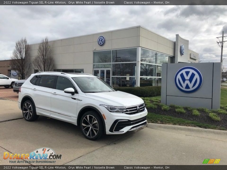 Front 3/4 View of 2022 Volkswagen Tiguan SEL R-Line 4Motion Photo #1