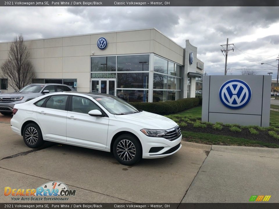 Front 3/4 View of 2021 Volkswagen Jetta SE Photo #1