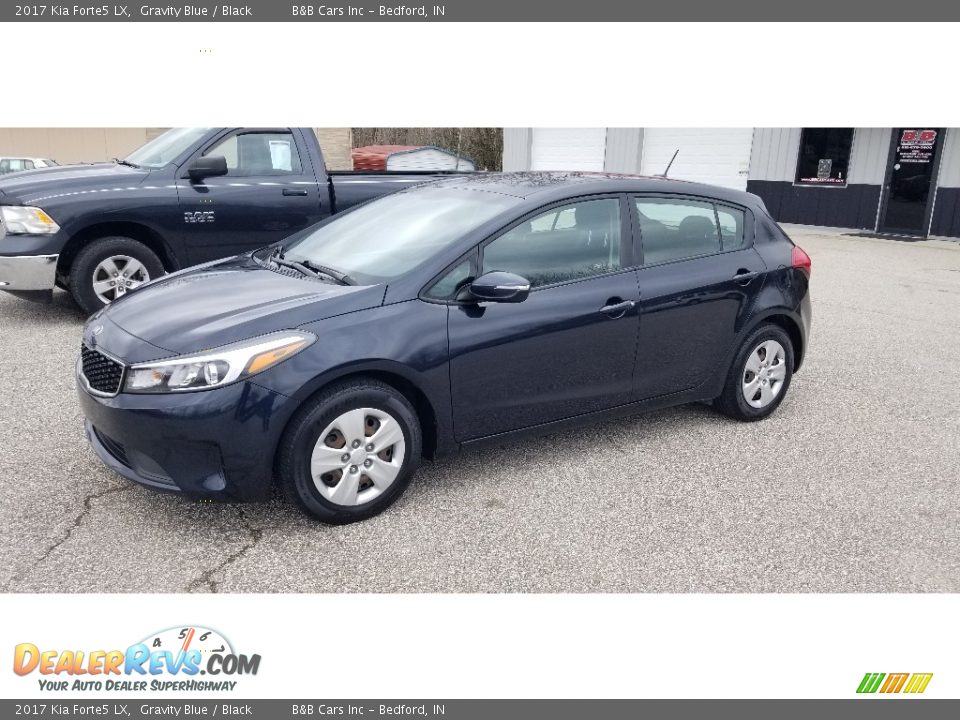 Front 3/4 View of 2017 Kia Forte5 LX Photo #1