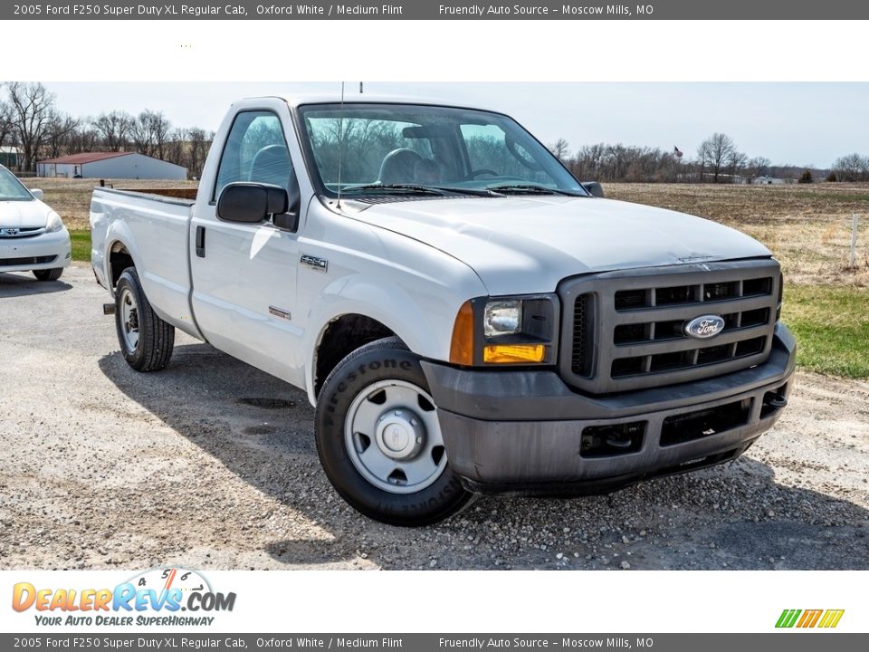 Front 3/4 View of 2005 Ford F250 Super Duty XL Regular Cab Photo #1