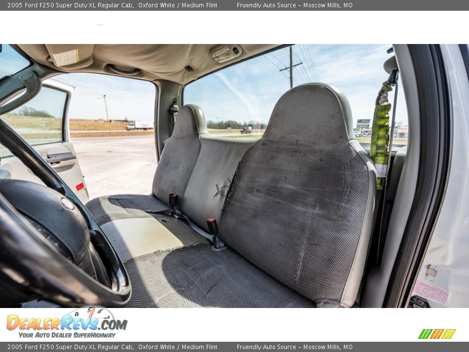 2005 Ford F250 Super Duty XL Regular Cab Oxford White / Medium Flint Photo #17