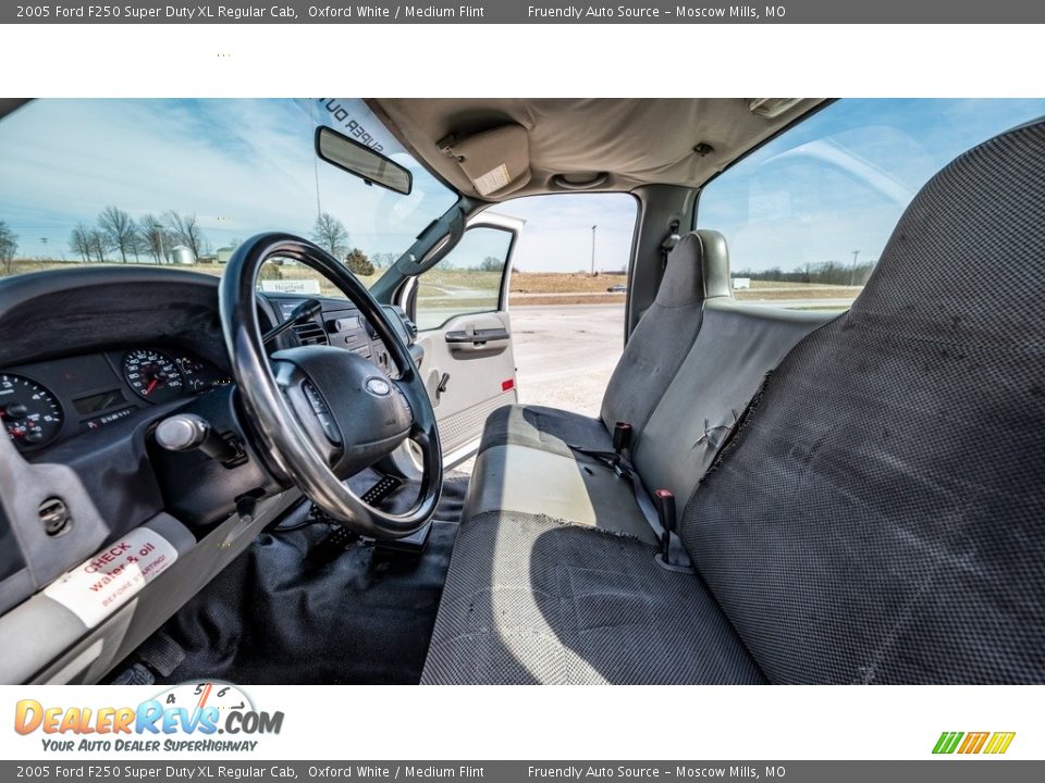 2005 Ford F250 Super Duty XL Regular Cab Oxford White / Medium Flint Photo #18