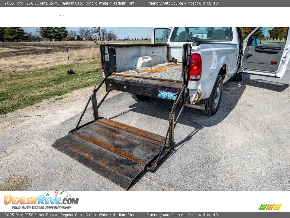 2005 Ford F250 Super Duty XL Regular Cab Oxford White / Medium Flint Photo #20