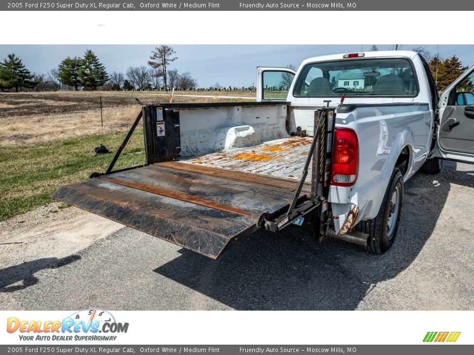 2005 Ford F250 Super Duty XL Regular Cab Oxford White / Medium Flint Photo #21