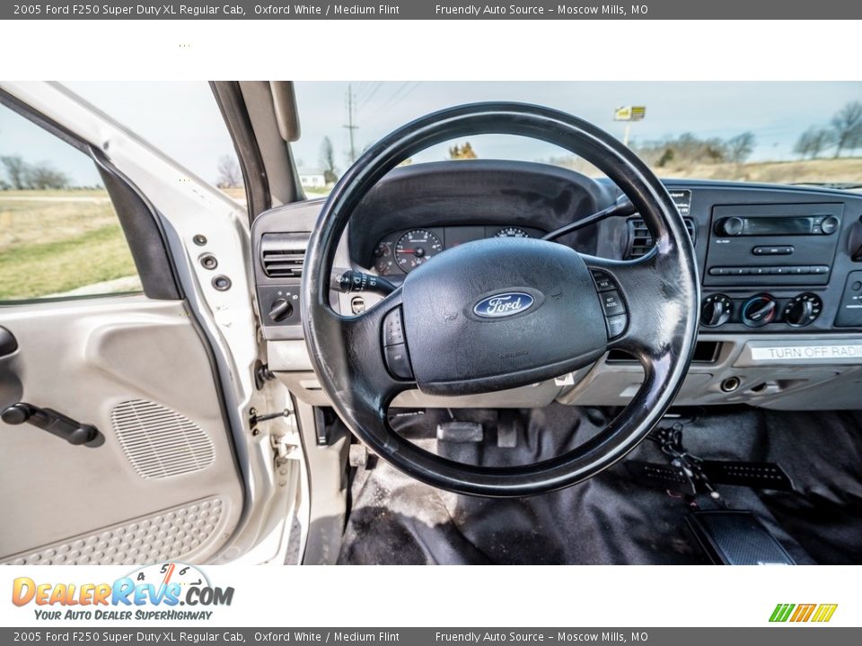 2005 Ford F250 Super Duty XL Regular Cab Oxford White / Medium Flint Photo #26