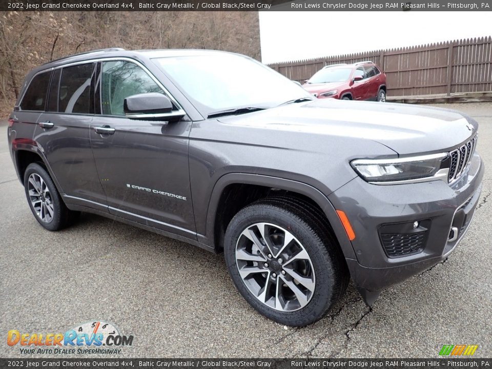 Front 3/4 View of 2022 Jeep Grand Cherokee Overland 4x4 Photo #8