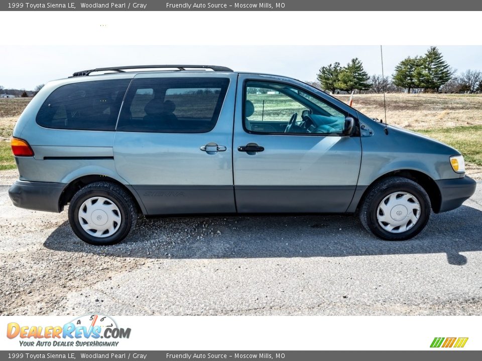 1999 Toyota Sienna LE Woodland Pearl / Gray Photo #3