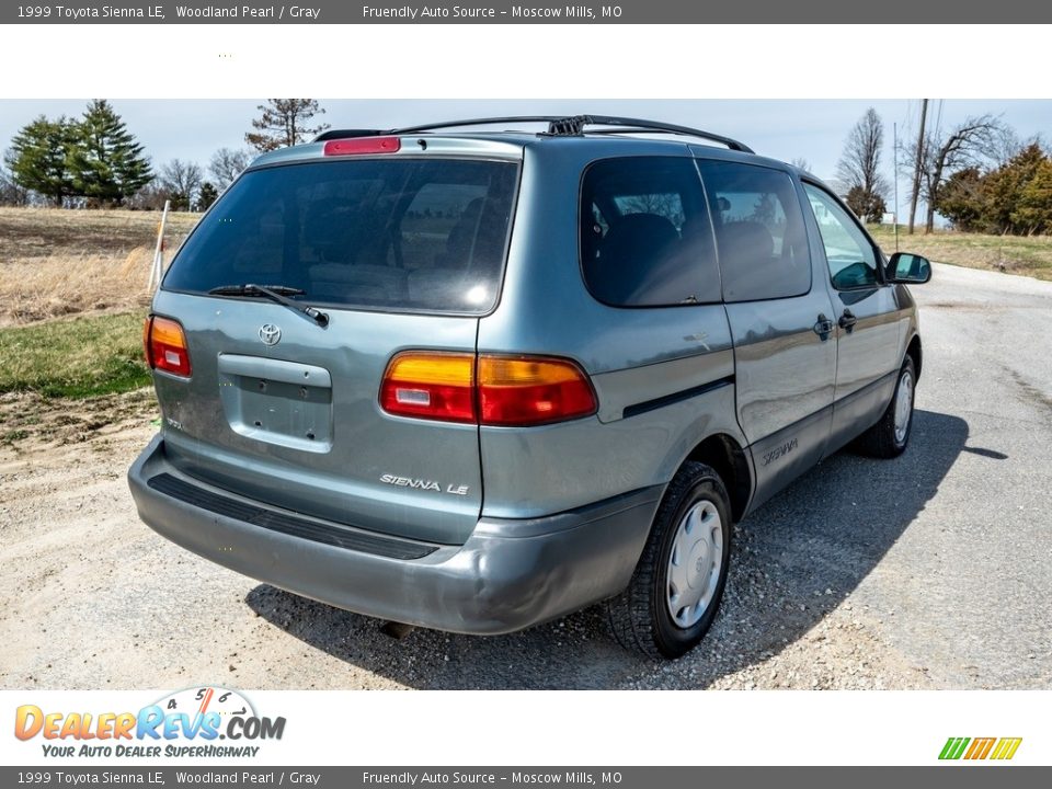 1999 Toyota Sienna LE Woodland Pearl / Gray Photo #4