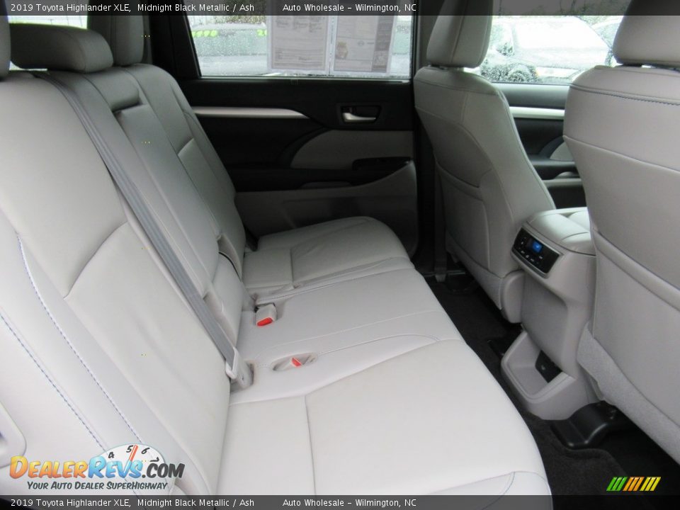 2019 Toyota Highlander XLE Midnight Black Metallic / Ash Photo #14