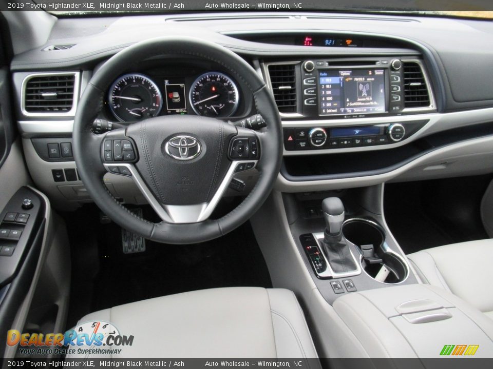 2019 Toyota Highlander XLE Midnight Black Metallic / Ash Photo #15