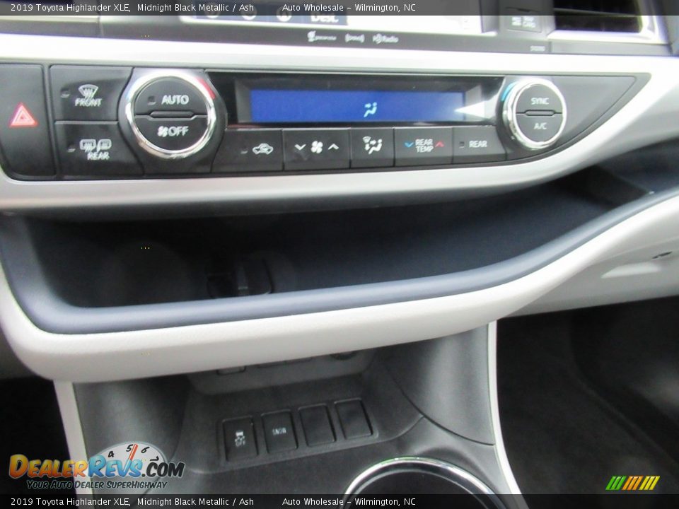 2019 Toyota Highlander XLE Midnight Black Metallic / Ash Photo #19