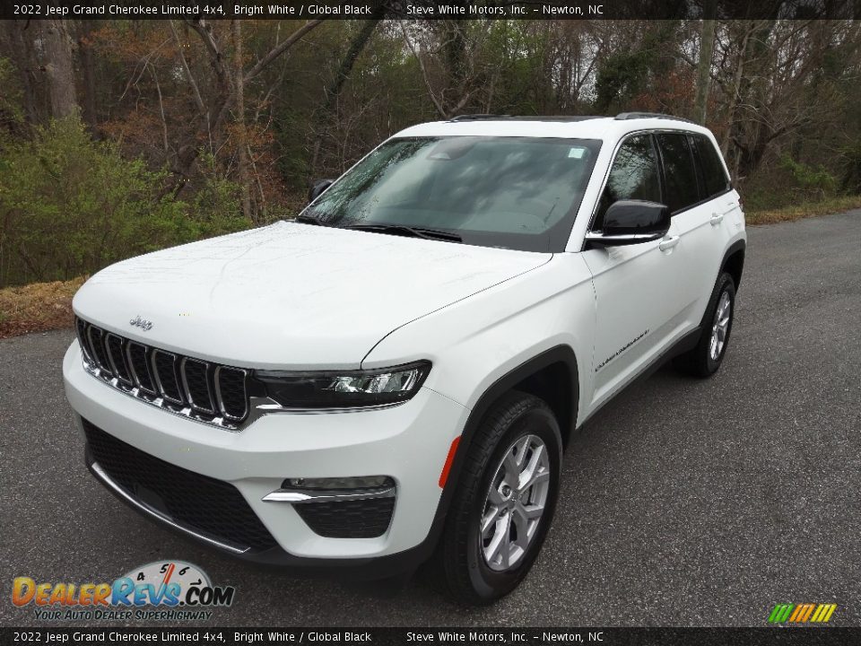 Front 3/4 View of 2022 Jeep Grand Cherokee Limited 4x4 Photo #2