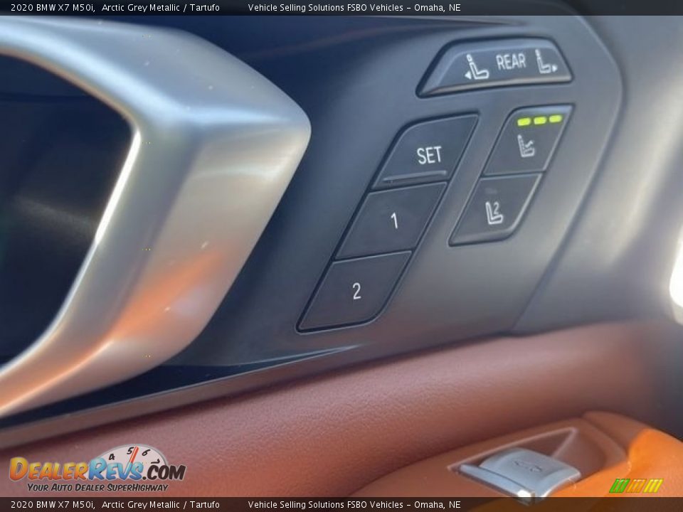 Controls of 2020 BMW X7 M50i Photo #7