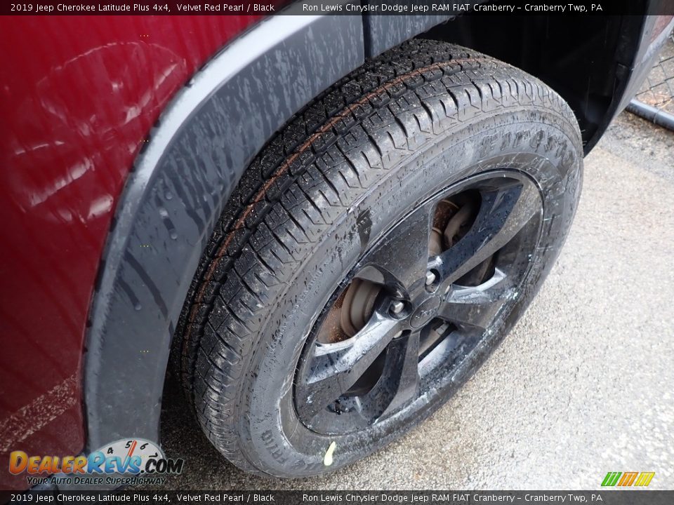 2019 Jeep Cherokee Latitude Plus 4x4 Velvet Red Pearl / Black Photo #5