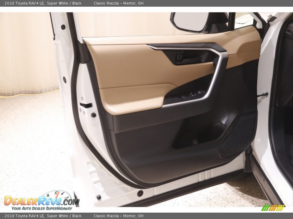 2019 Toyota RAV4 LE Super White / Black Photo #4