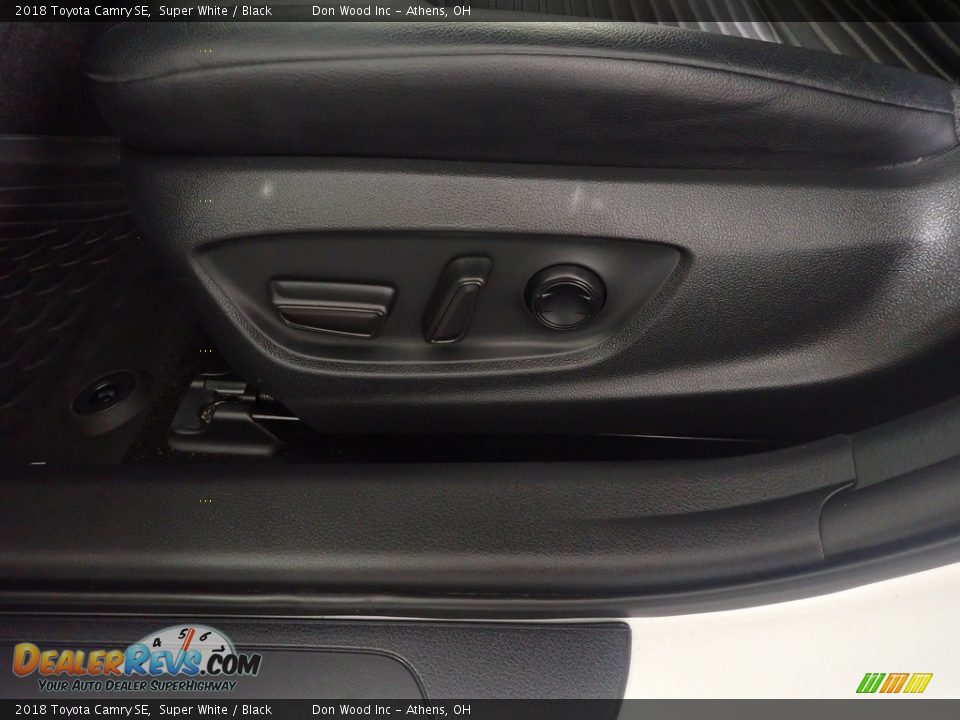 2018 Toyota Camry SE Super White / Black Photo #23