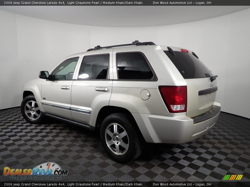 2009 Jeep Grand Cherokee Laredo 4x4 Light Graystone Pearl / Medium Khaki/Dark Khaki Photo #10
