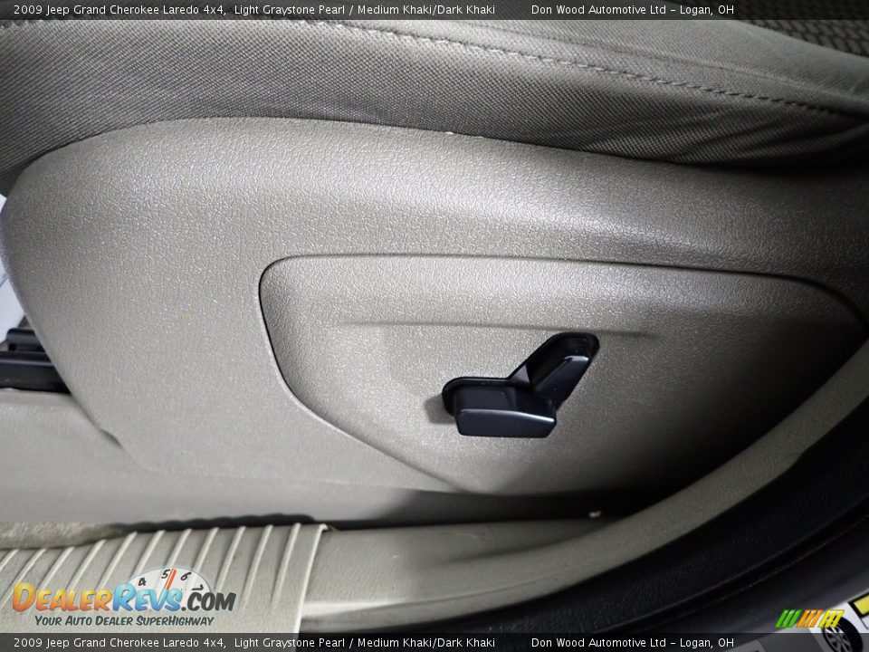 2009 Jeep Grand Cherokee Laredo 4x4 Light Graystone Pearl / Medium Khaki/Dark Khaki Photo #17