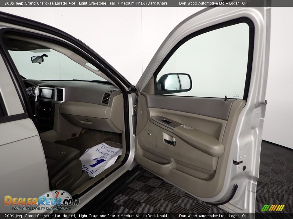 2009 Jeep Grand Cherokee Laredo 4x4 Light Graystone Pearl / Medium Khaki/Dark Khaki Photo #28