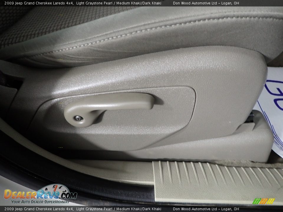 2009 Jeep Grand Cherokee Laredo 4x4 Light Graystone Pearl / Medium Khaki/Dark Khaki Photo #30