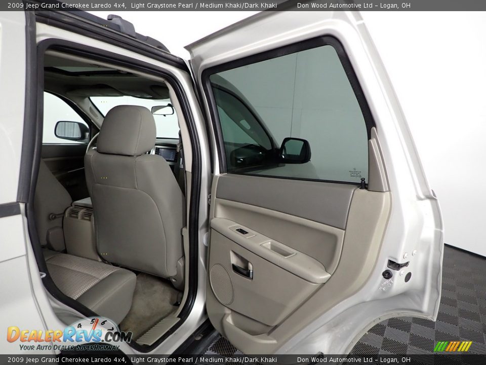 2009 Jeep Grand Cherokee Laredo 4x4 Light Graystone Pearl / Medium Khaki/Dark Khaki Photo #31