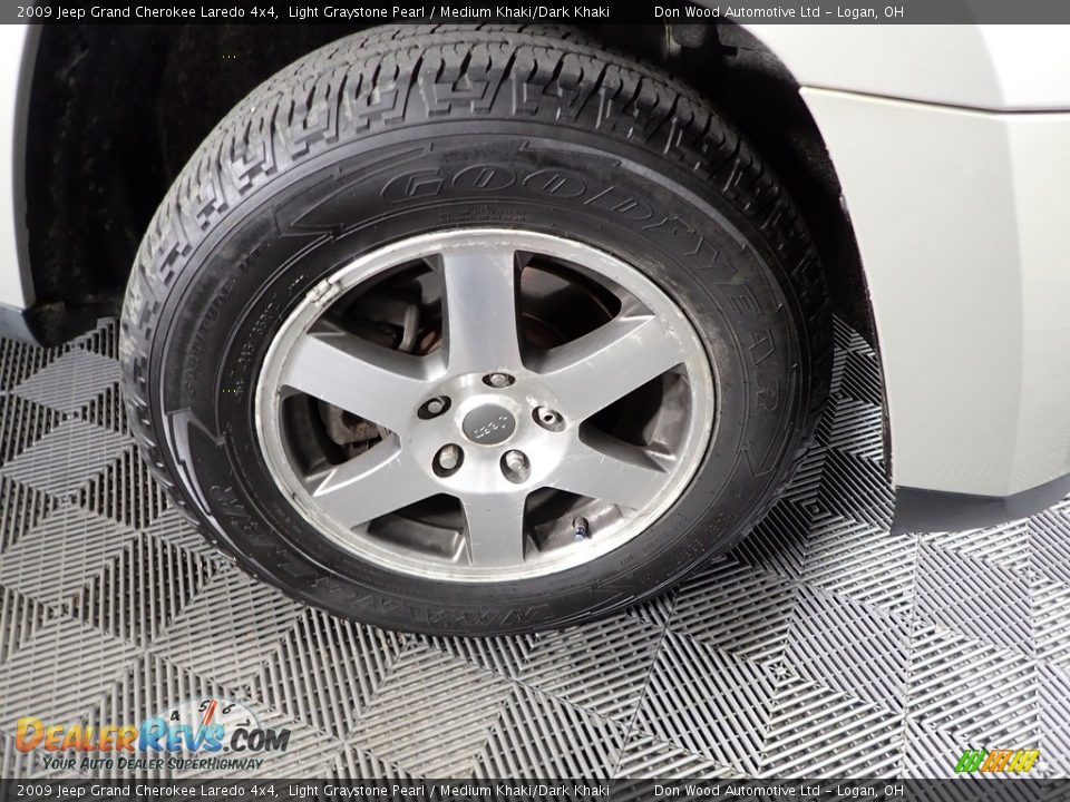 2009 Jeep Grand Cherokee Laredo 4x4 Light Graystone Pearl / Medium Khaki/Dark Khaki Photo #33