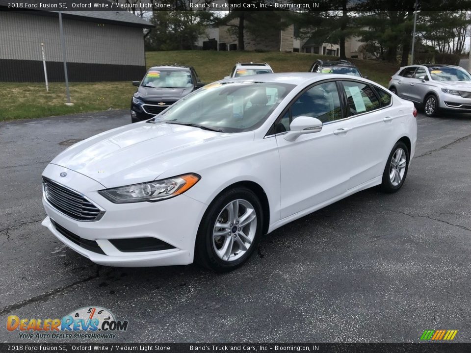 2018 Ford Fusion SE Oxford White / Medium Light Stone Photo #2