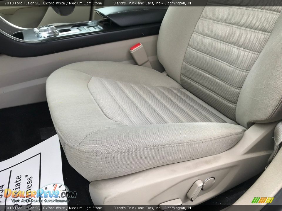 2018 Ford Fusion SE Oxford White / Medium Light Stone Photo #11