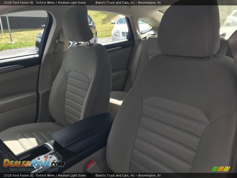 2018 Ford Fusion SE Oxford White / Medium Light Stone Photo #12