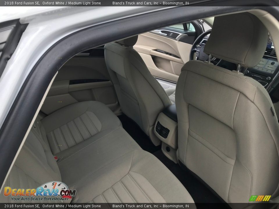 2018 Ford Fusion SE Oxford White / Medium Light Stone Photo #26