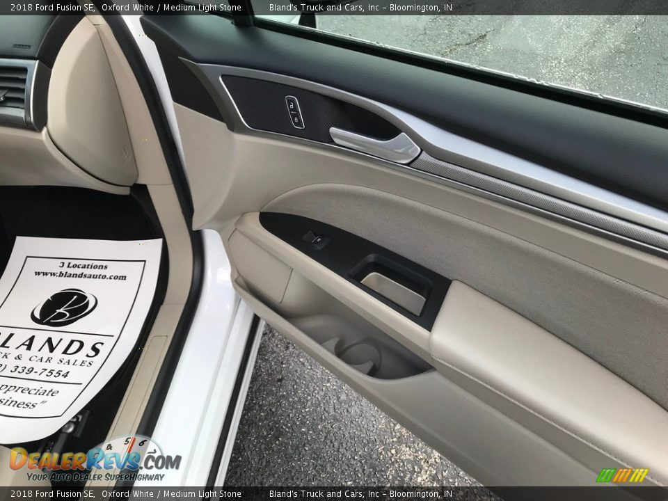 2018 Ford Fusion SE Oxford White / Medium Light Stone Photo #27