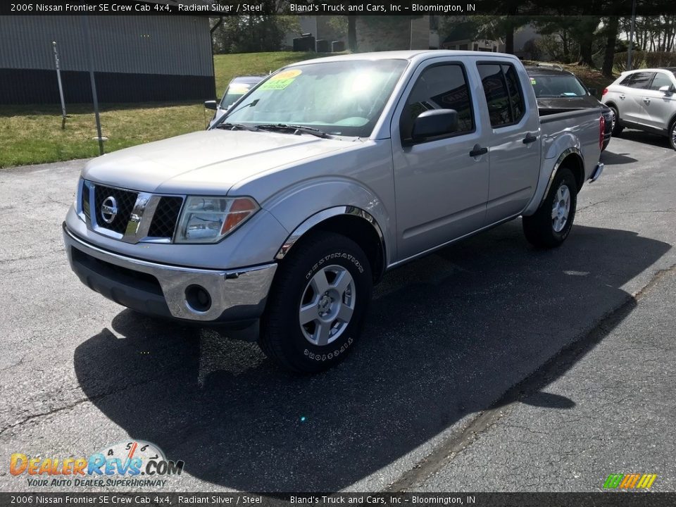 2006 Nissan Frontier SE Crew Cab 4x4 Radiant Silver / Steel Photo #2