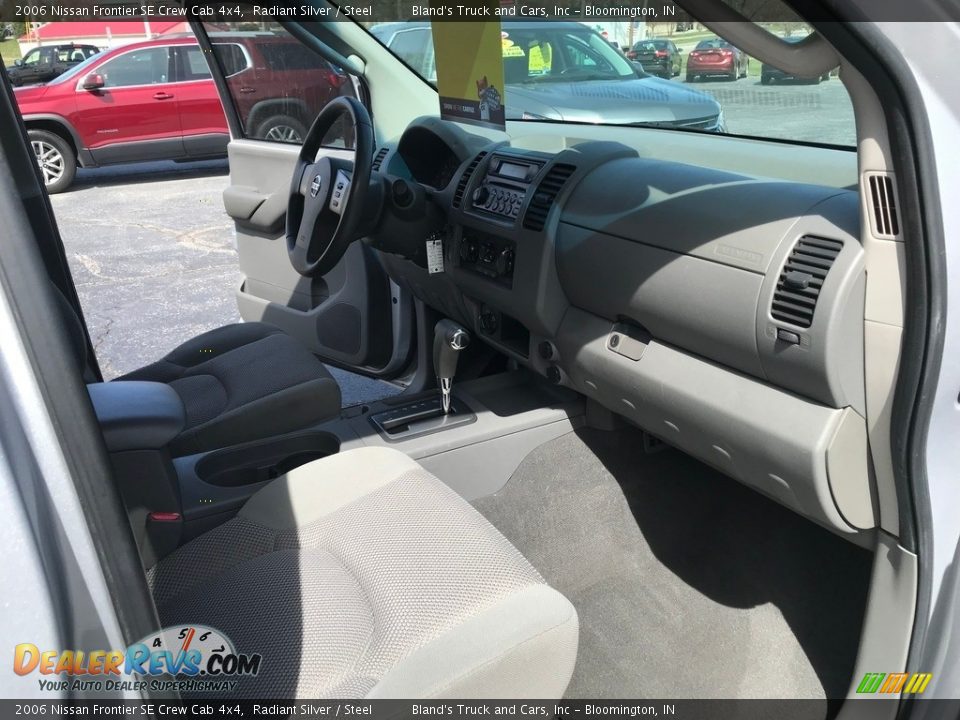 2006 Nissan Frontier SE Crew Cab 4x4 Radiant Silver / Steel Photo #32