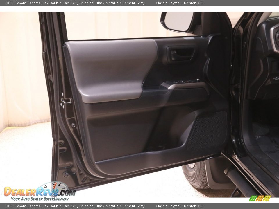 2018 Toyota Tacoma SR5 Double Cab 4x4 Midnight Black Metallic / Cement Gray Photo #4