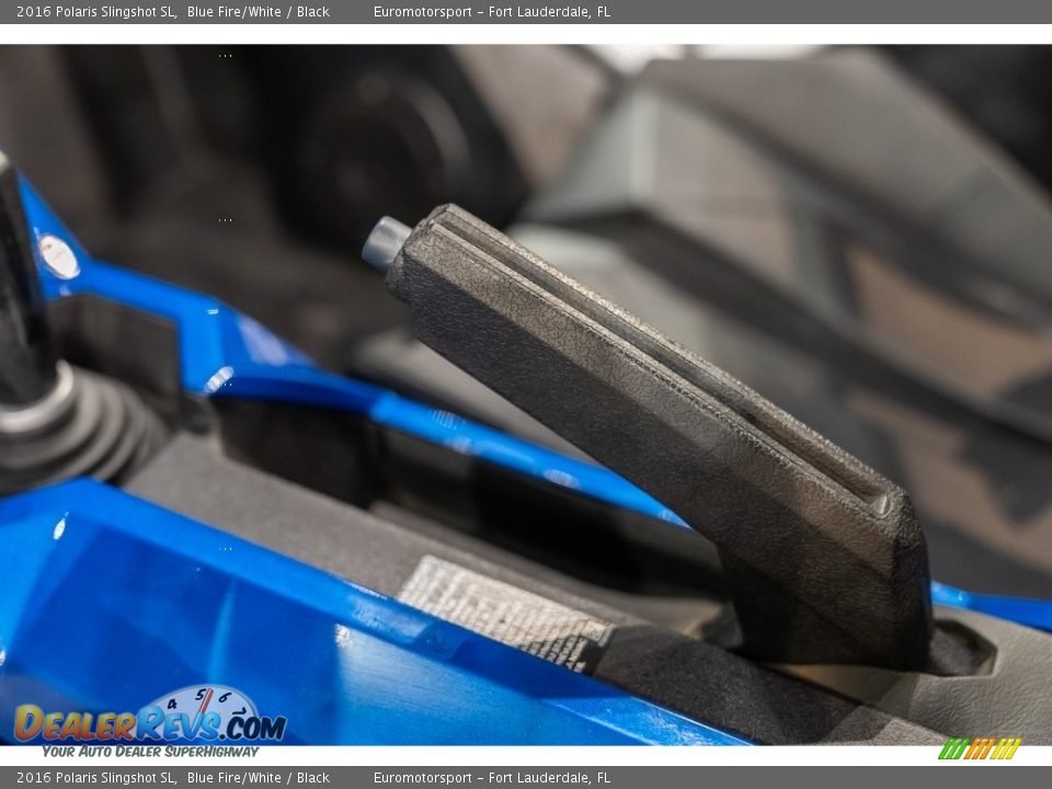 2016 Polaris Slingshot SL Blue Fire/White / Black Photo #37